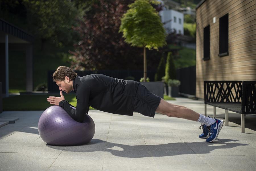 Futbolistas suizos mostraron los entrenamientos que realizan en sus hogares