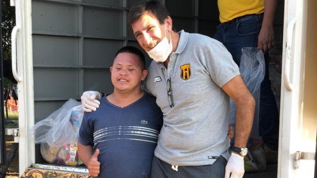 Entrenador de Guaraní sale a repartir alimentos a la gente más necesitada en Paraguay