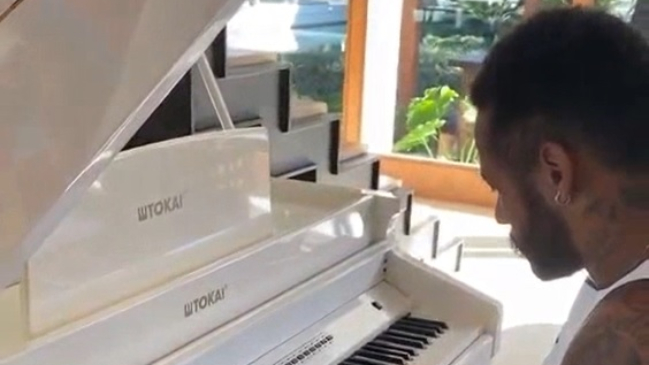 Neymar se lució tocando piano en su cuarentena en Brasil