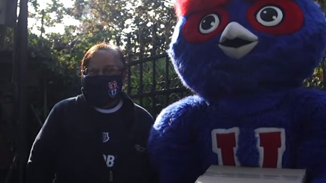 Universidad de Chile entregó cajas de mercadería a sus abonados mayores de 80 años