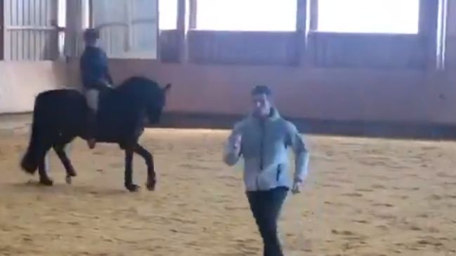 Como un caballo: Thomas Muller entrenó en un establo para mantenerse en forma