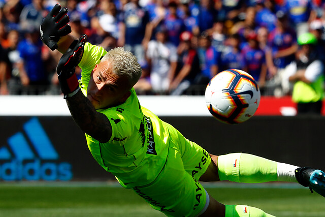 Arquero de Curicó Unido llamó la atención entrenando con túnica árabe