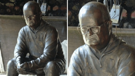 ¿Se parece? Fanático de Leeds encargó estatua de Bielsa y la donará al club