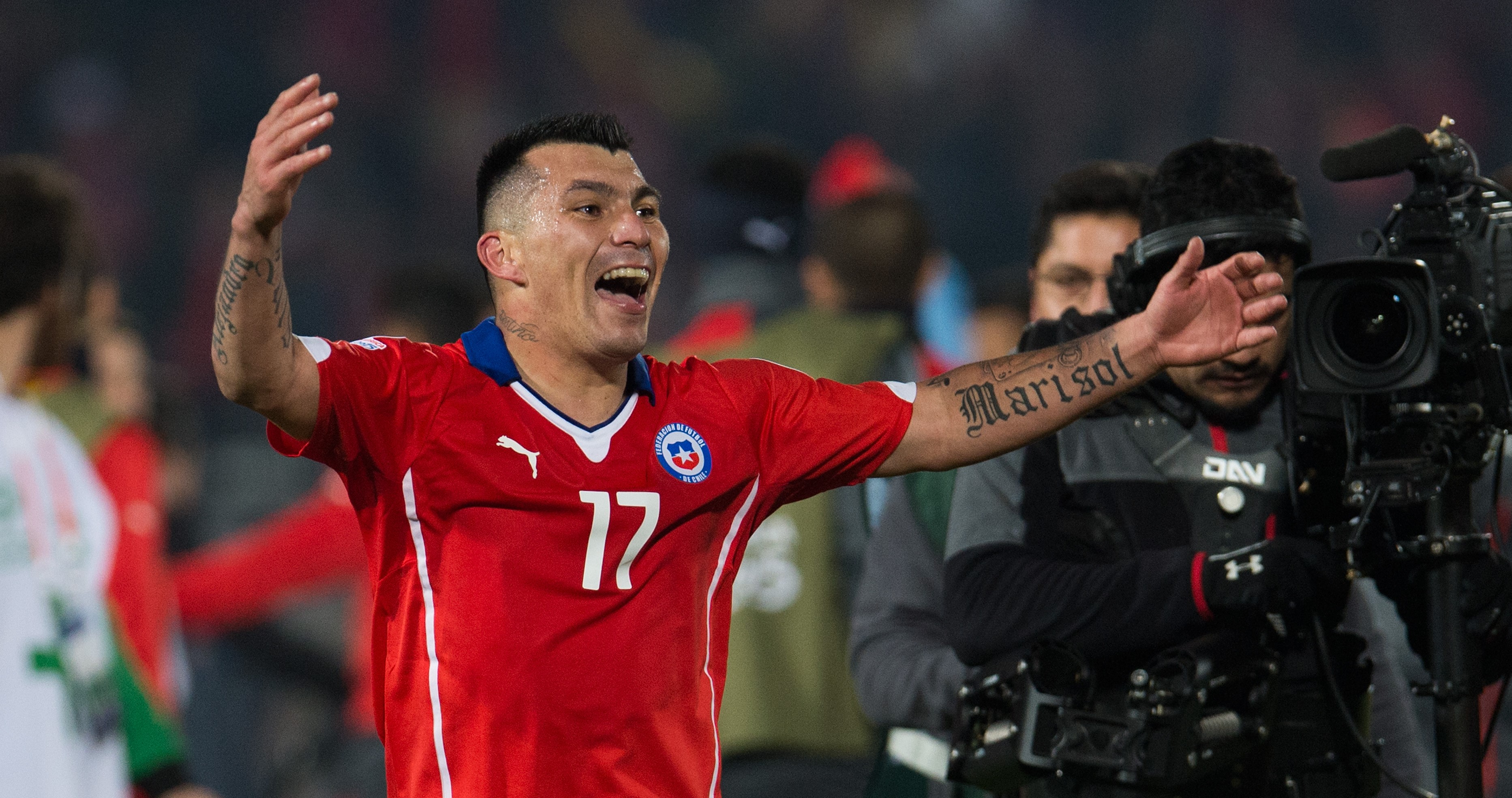 Medel donó camiseta que usó ante Uruguay en Copa América 2015: Es momento de hacer sacrificios