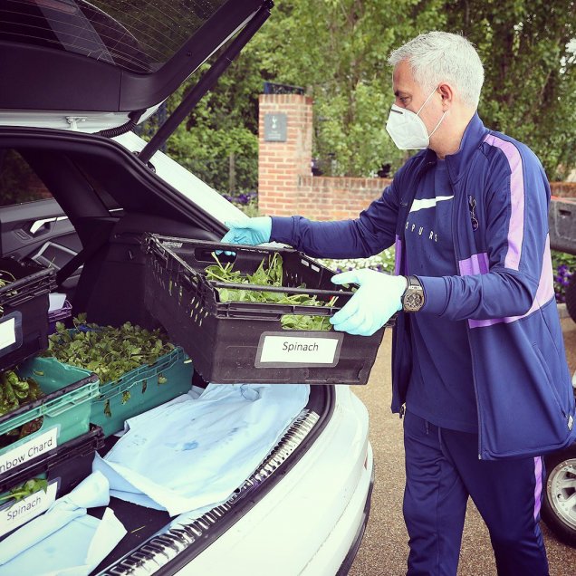 José Mourinho trabajó como voluntario y entregó alimentos en una localidad de Londres