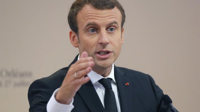 Emmanuel Macron presiona al resto de Europa para que no vuelva el fútbol