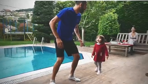 El duro entrenamiento en casa de Mauricio Isla en compañía de su familia