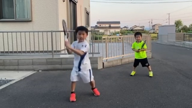Niños japoneses sorprendieron con talentosa imitación de Roger Federer y Novak Djokovic