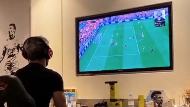 Sergio Agüero cayó en pesada broma mientras transmitía jugando FIFA