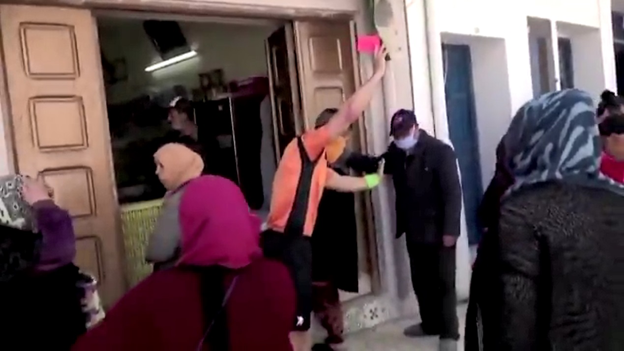 Arbitro le saca tarjetas a los transeúntes que no respetan el distanciamiento social en Túnez