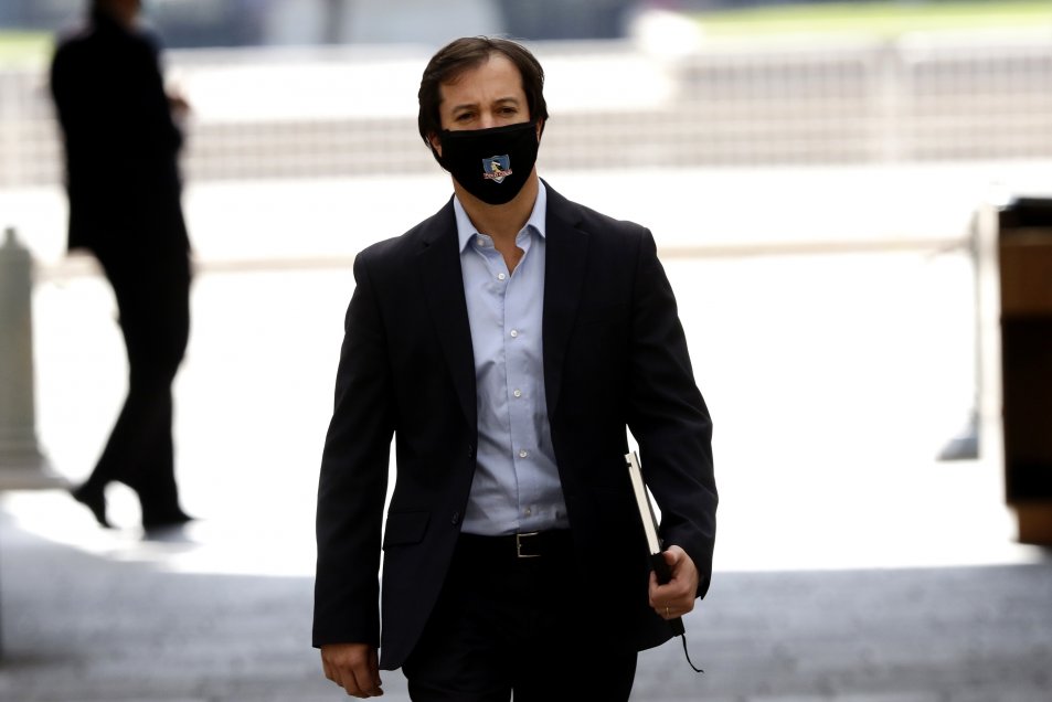 Ministro de Economía sorprendió al lucir mascarilla de Colo Colo en La Moneda