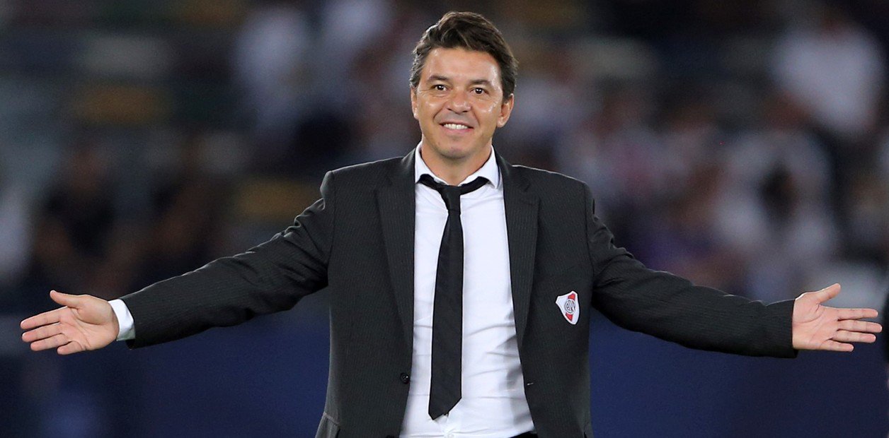 Delantero colombiano acusó a Marcelo Gallardo de mandar a dos defensores a golpearlo