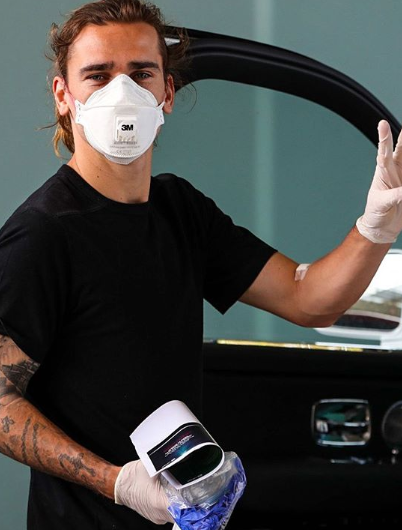 Con mascarilla y guantes, cracks de FC Barcelona se sometieron a test de coronavirus