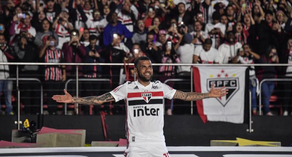 Dani Alves: No es momento para pensar en el regreso del fútbol