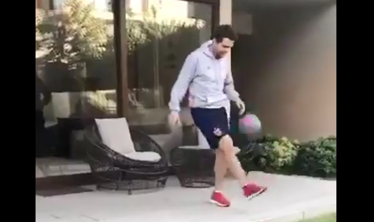 Walter Montillo se lució dominando el balón en el patio de su casa durante la cuarentena