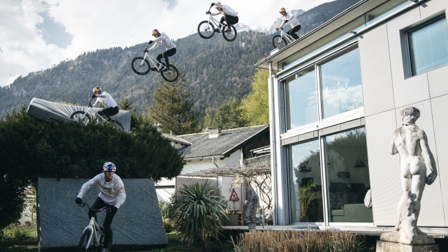 Ciclista austríaco se puso creativo en cuarentena y adaptó su casa para particular home office