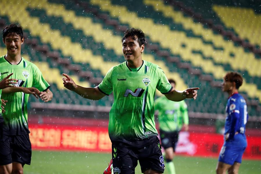 La liga surcoreana dejó atrás el coronavirus con este golazo de cabeza