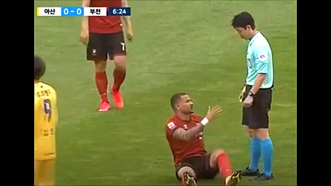 Delantero brasileño olvidó el protocolo contra el COVID-19 en la liga surcoreana y se viralizó