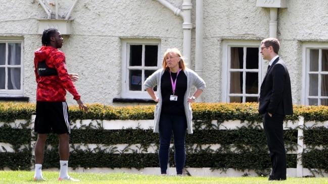 Futbolistas de Manchester United fueron expulsados de cancha en que intentaron entrenar