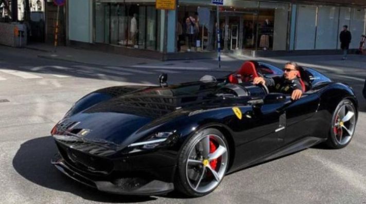 Zlatan Ibrahimovic fue acusado de manejar ilegalmente su lujoso Ferrari