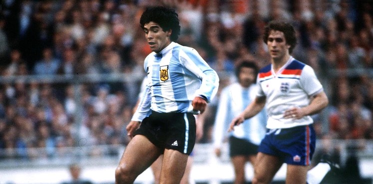 El día que Maradona fue ovacionado en Wembley por un gran “no gol” ante Inglaterra