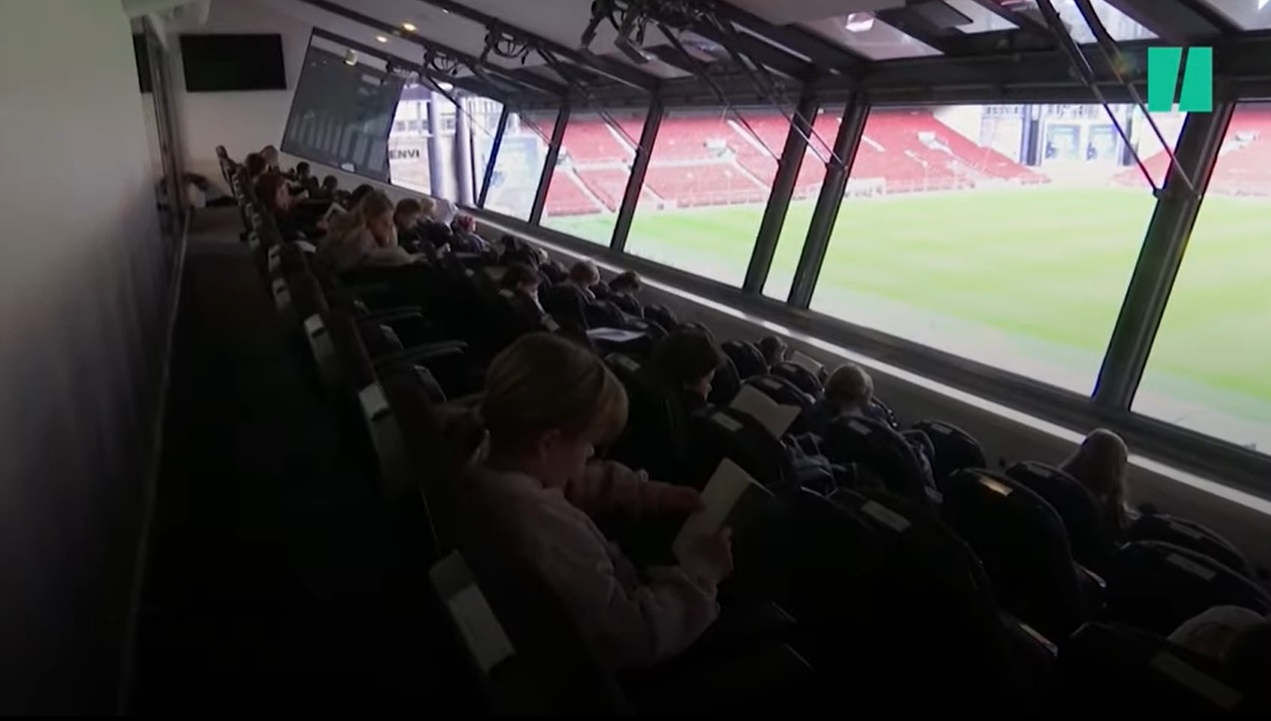 Estadio danés se transformó en colegio para 200 niños en medio de la pandemia