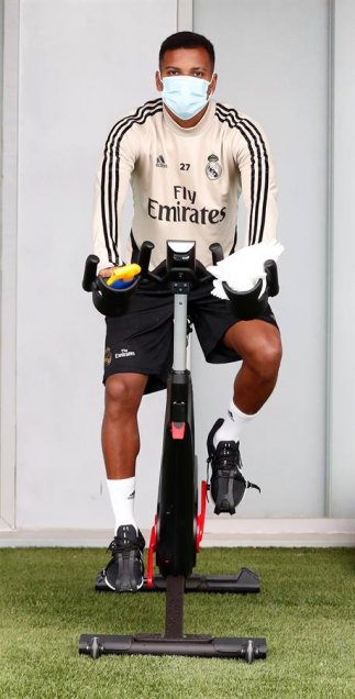Con mascarilla incluida: Jugadores de Real Madrid siguen con sus entrenamientos