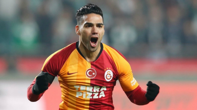 Radamel Falcao cuestionó la decisión de prohibir los abrazos en las celebraciones de gol