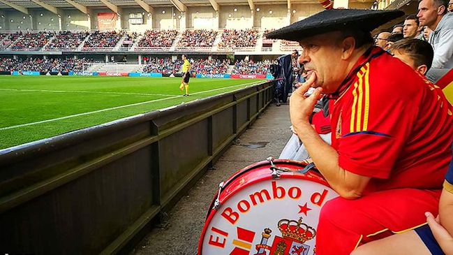 El hincha más famoso de España está dispuesto a vender su bombo para poder comer