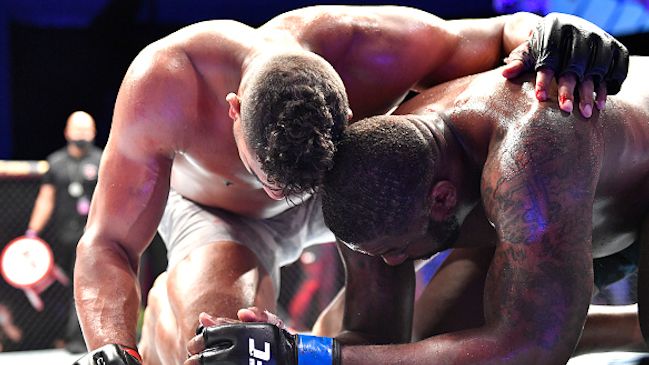 La brutal arremetida de Overeem que dejó fuera de combate a Harris en el UFC Fight Night 172