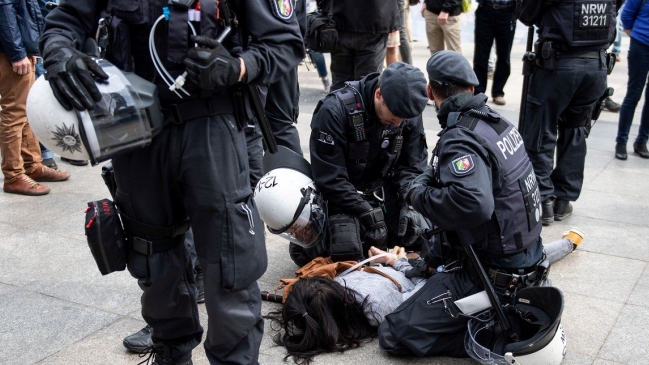 Manifestantes protestaron en Alemania por el retorno del fútbol en medio de la pandemia