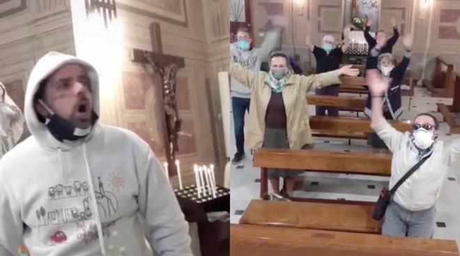 ¡Como un barrista! Sacerdote italiano festejó eufórico el permiso para volver a celebrar misas