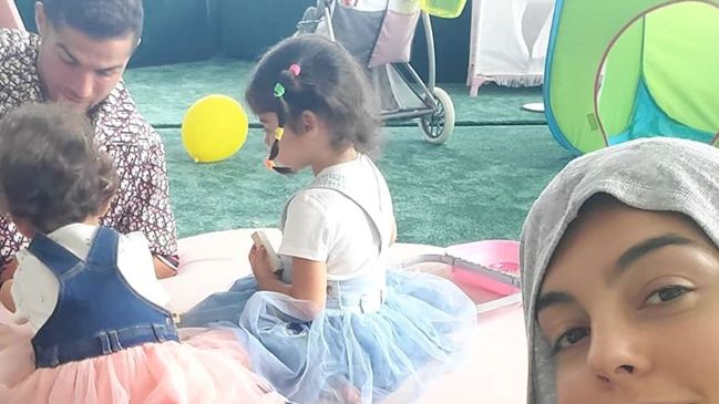 El extravagante pijama de Cristiano Ronaldo para pasar sus tardes en familia