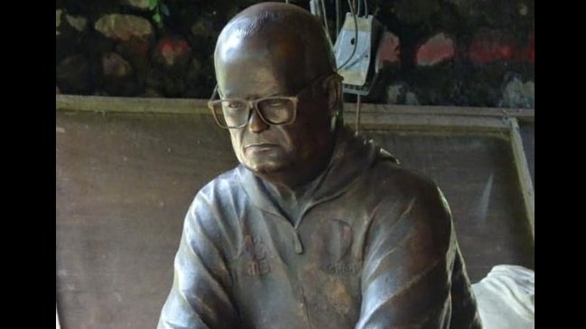 Fanático de Leeds rifará escultura de Bielsa a beneficio de institución de salud mental