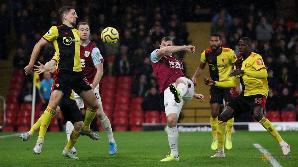 Watford y Burnley tienen cuatro de los seis positivos en la Premier