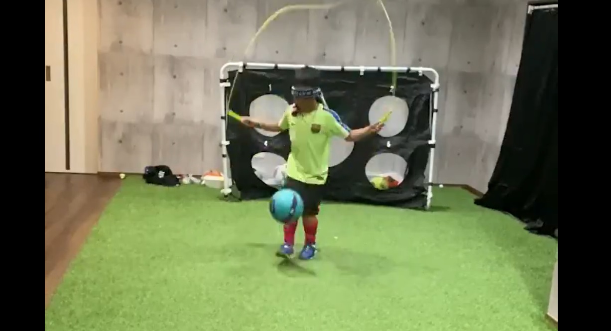 Niño sorprende dominando el balón mientras salta la cuerda con los ojos vendados
