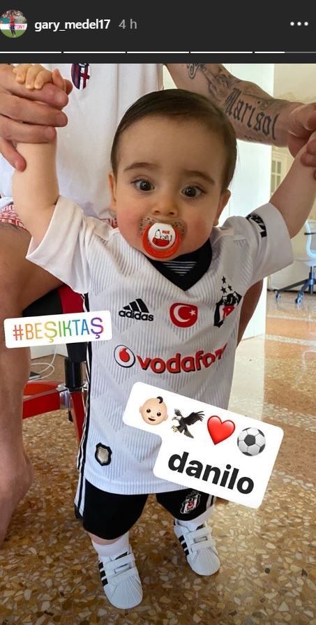 La tierna imagen del hijo de Gary Medel con la camiseta de uno de sus ex equipos