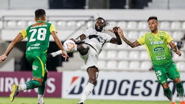 Conmebol castigó con dos partidos y multó al togolés Emmanuel Adebayor