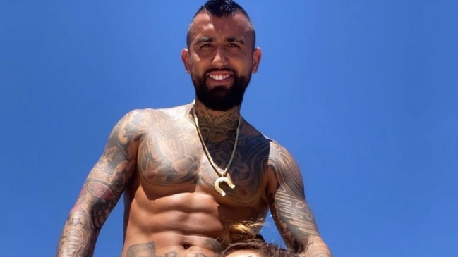 Arturo Vidal disfruta el fin de semana junto a su novia: “En modo feliz con mi mamacita”