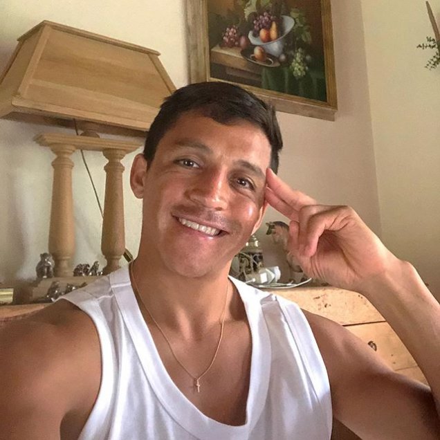 ¿Por qué tan feliz Alexis? Sánchez posó sonriente y tomando mate en su tiempo libre en Italia