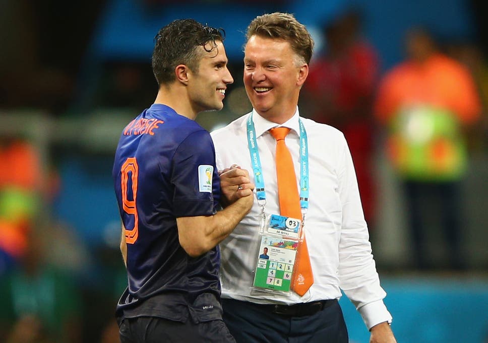 Van Persie reveló que Van Gaal lo abofeteó en el Mundial de 2014