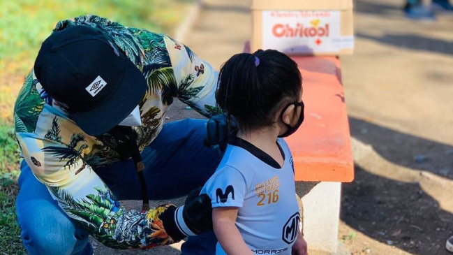 Esteban Paredes entregó productos a familias de Cerro Navia