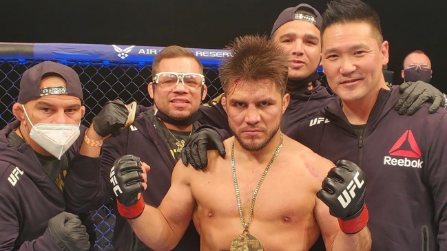 UFC retiró de sus clasificaciones al doble campeón Henry Cejudo