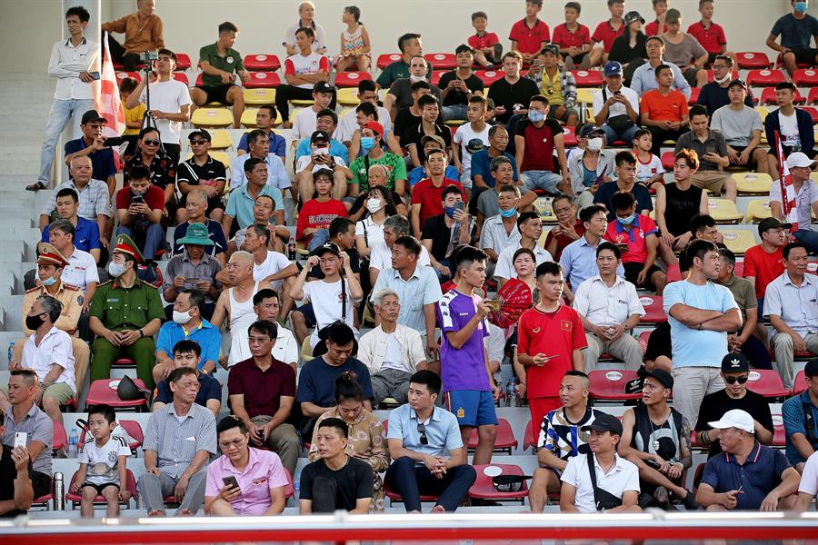 Vietnam es el primer país del mundo en retomar el fútbol con estadios llenos