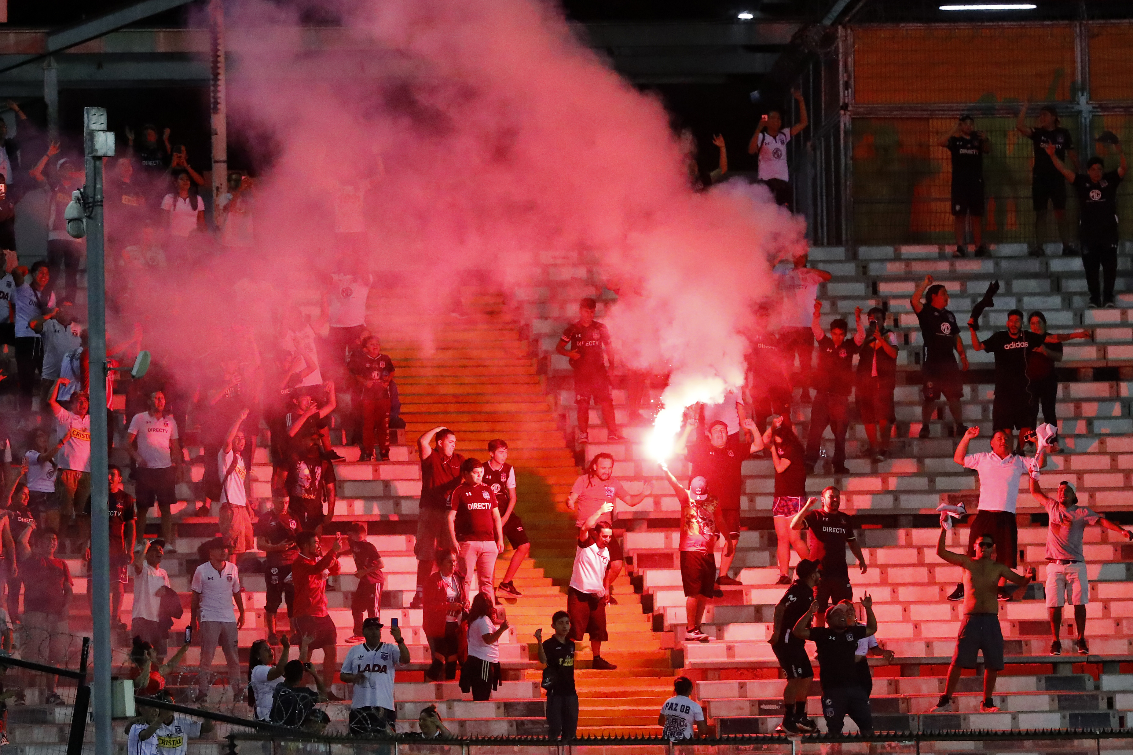 Colo Colo y Universidad Católica recibieron millonario castigo por incidentes en la Libertadores