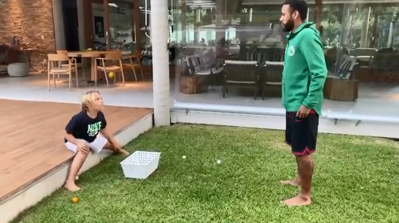 ¡Se lo reventó en la cabeza! Neymar le hizo la broma del huevo a su hijo