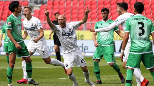Miiko Albornoz tuvo su estreno tras el retorno de la Bundesliga en derrota de Hannover