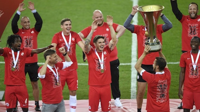 Así fue la curiosa celebración de Salzburgo con distancia social tras ganar la Copa de Austria