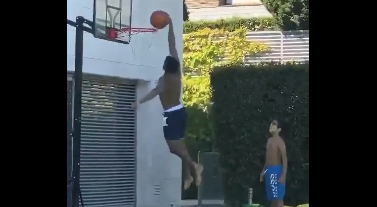 ¡Atentos en la NBA! Arturo Vidal se lució con una gran clavada en el patio de su casa