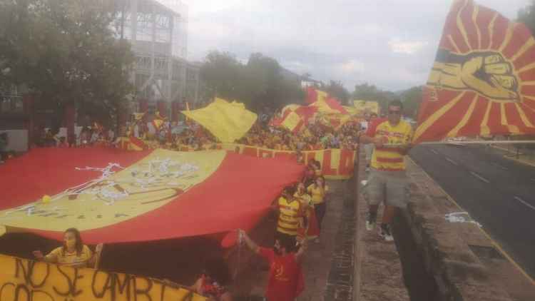 Hinchas de Morelia desafiaron la cuarentena para protestar por cambio de ciudad del club